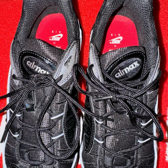 Supreme x Air Max 98 ‘Black’ - Picture 2 of 16